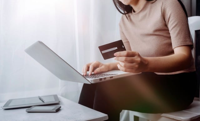 A businesswoman paying the eVisa fee online